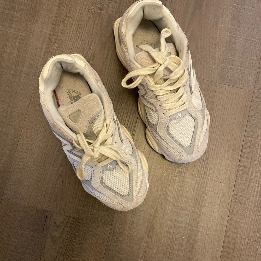 9060 new balance sneakers size 6.5 in womens 5 in men’s